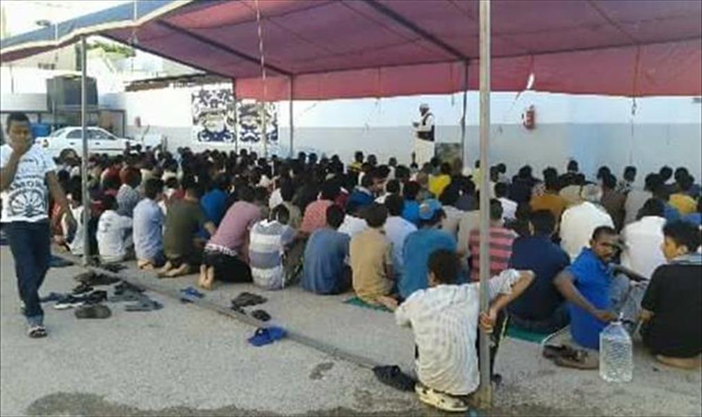 مهاجرون غير شرعيين يؤدون صلاة العيد في طرابلس
