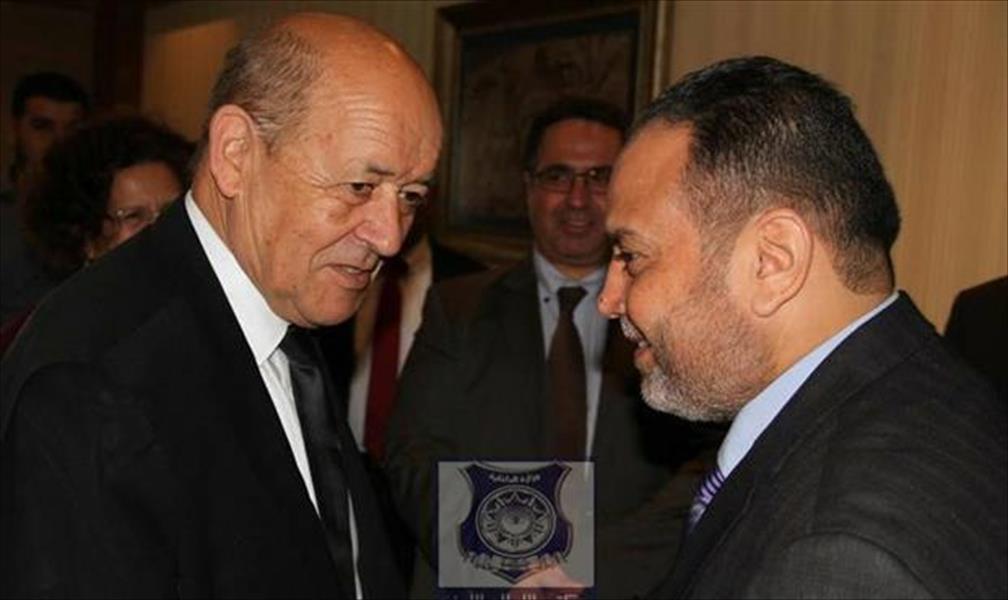 وزير «داخلية الوفاق» يلتقي لودريان ويبحثان ملف الهجرة
