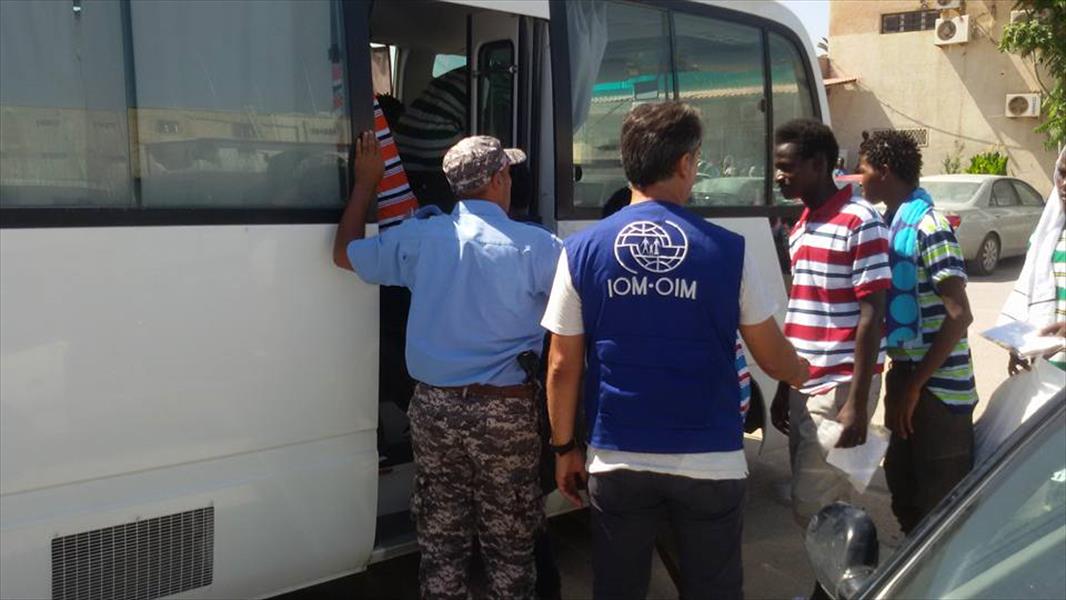 توجه 110 مهاجرين من غينيا إلى مطار معيتيقة للعودة إلى بلادهم