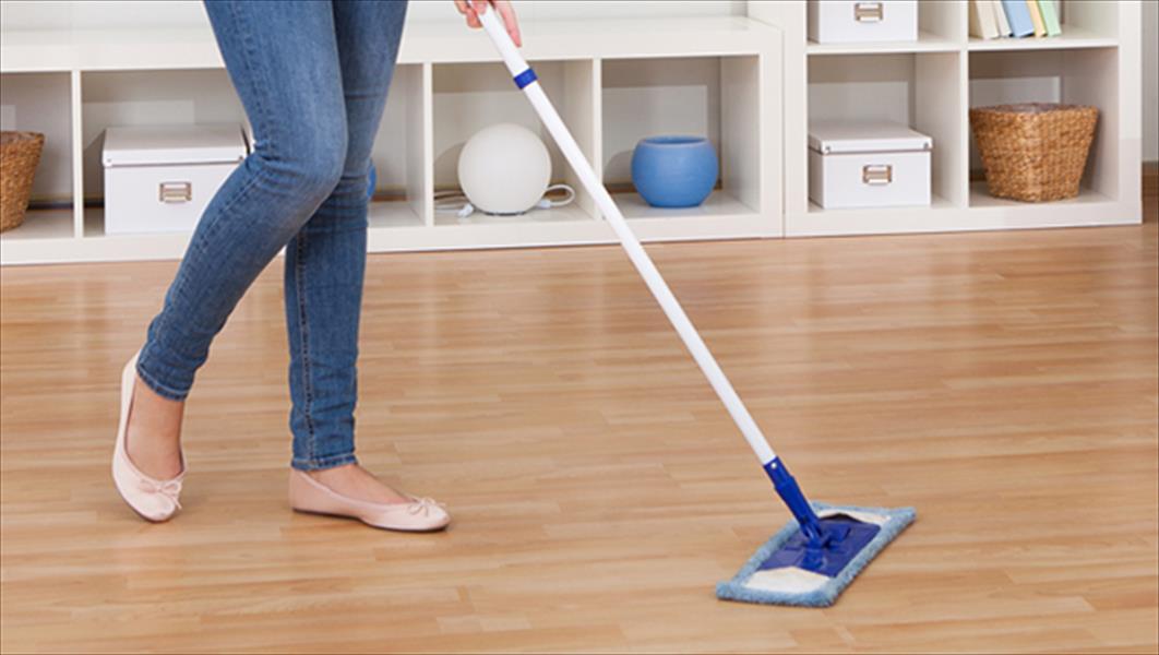 الطريقة الصحيحة لتنظيف الأرضيات الخشبية
