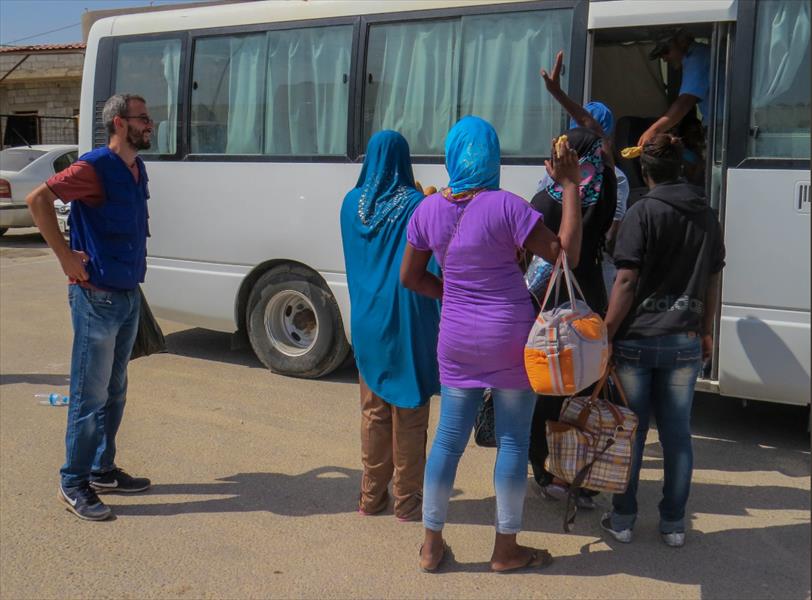 بدعم من الاتحاد الأوروبي: 121 مهاجرًا في ليبيا يعودون إلى بلدانهم