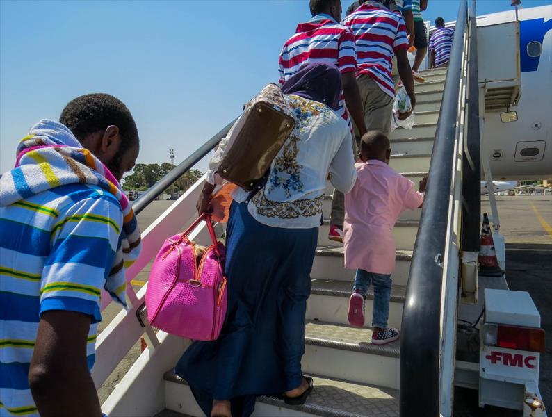 بدعم من الاتحاد الأوروبي: 121 مهاجرًا في ليبيا يعودون إلى بلدانهم
