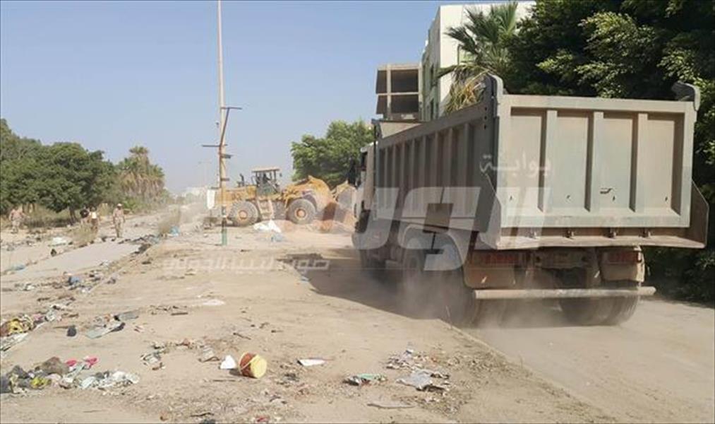 «العامة للنظافة» تبدأ إزالة العوائق لفتح طريق جزيرة السلماني ببنغازي