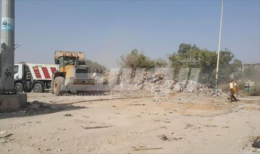 «العامة للنظافة» تبدأ إزالة العوائق لفتح طريق جزيرة السلماني ببنغازي