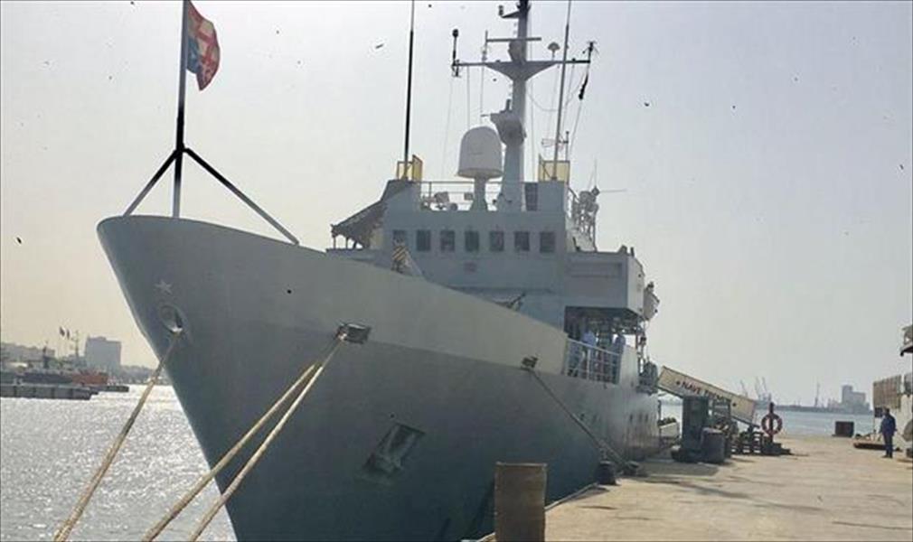 السفير بيروني يتفقد قطعة بحرية إيطالية في قاعدة طرابلس