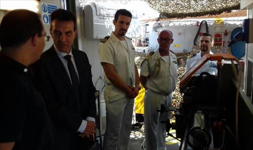 السفير بيروني يتفقد قطعة بحرية إيطالية في قاعدة طرابلس