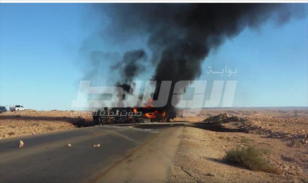 بالفيديو: إصابة سائق شاحنة بحروق جراء انقلابها قرب بلدة مزدة
