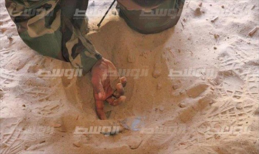 الهندسة العسكرية تفكك ألغامًا أرضية في بنغازي