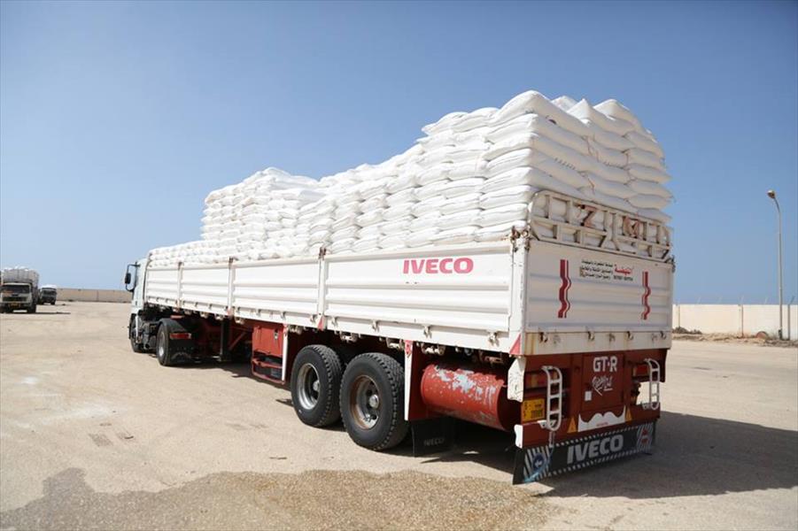 «السلع التموينية»: توزيع 21 ألف كيس دقيق على 260 مخبزًا في بنغازي