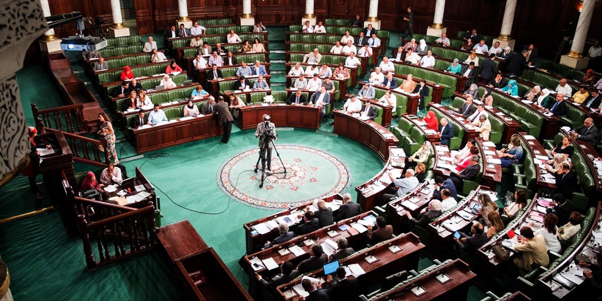 38 نائبًا يطعنون في دستورية قانون المصالحة بتونس
