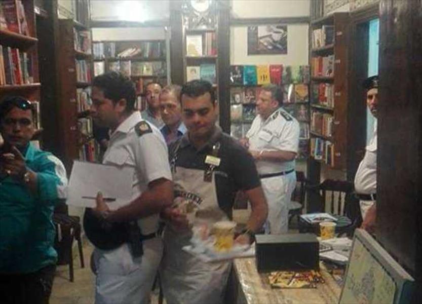 الشرطة تغلق مكتبة «البلد» وتقبض على مديرها