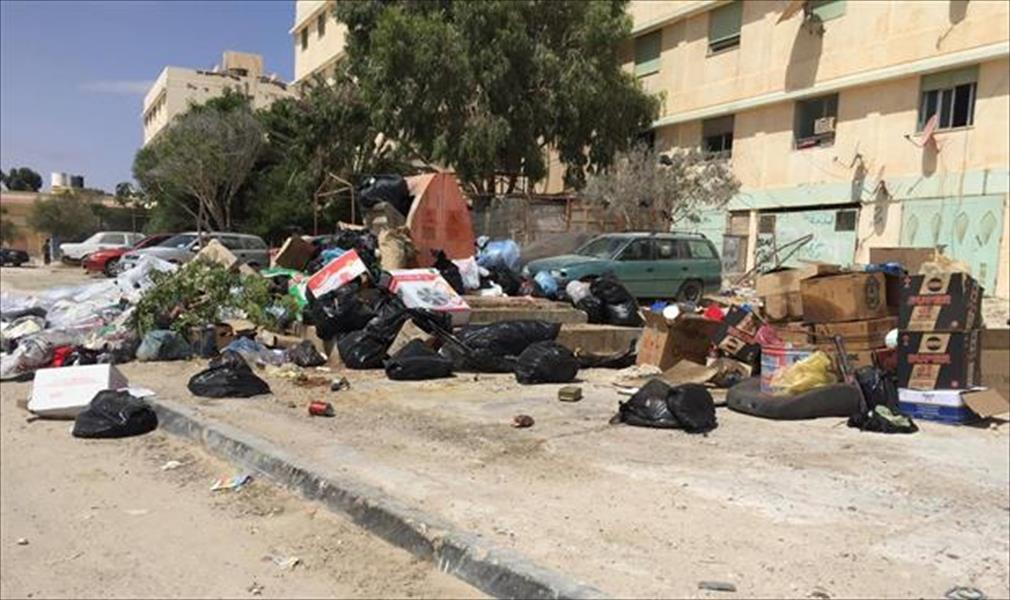 تكدس القمامة في شوارع طبرق جراء إغلاق مكب العودة قبل 7 أيام