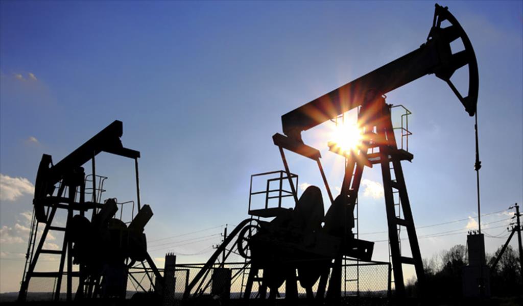 النفط يحافظ على مكاسبه رغم الضغوط بسبب قوة الدولار