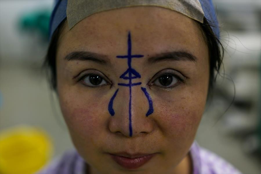 صينيات يعشن حالة إدمان على الجراحات التجميلية