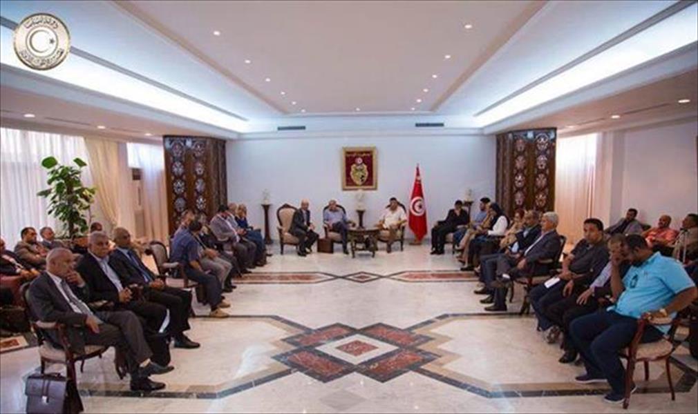 بالفيديو والصور.. وفدا مجلسي «النواب» و«الأعلى للدولة» يصلان تونس