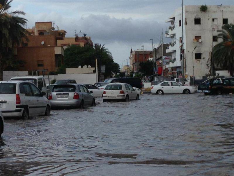 بالصور: الطقس السيئ والأمطار الغزيرة تقطعان حركة السيارات في طرابلس