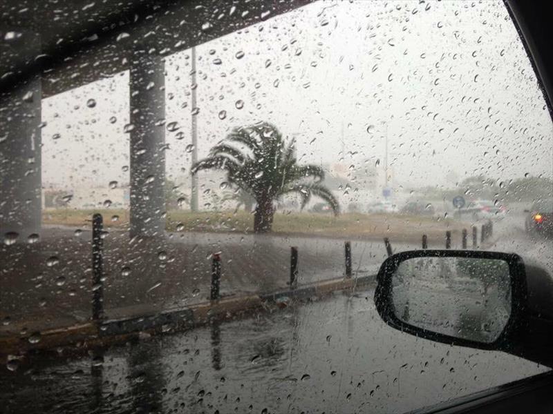 بالصور: الطقس السيئ والأمطار الغزيرة تقطعان حركة السيارات في طرابلس