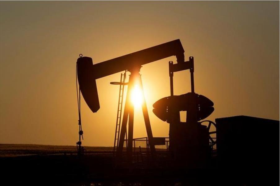 أسعار النفط تهبط متأثرة بانفخاض المخزونات الأميركية