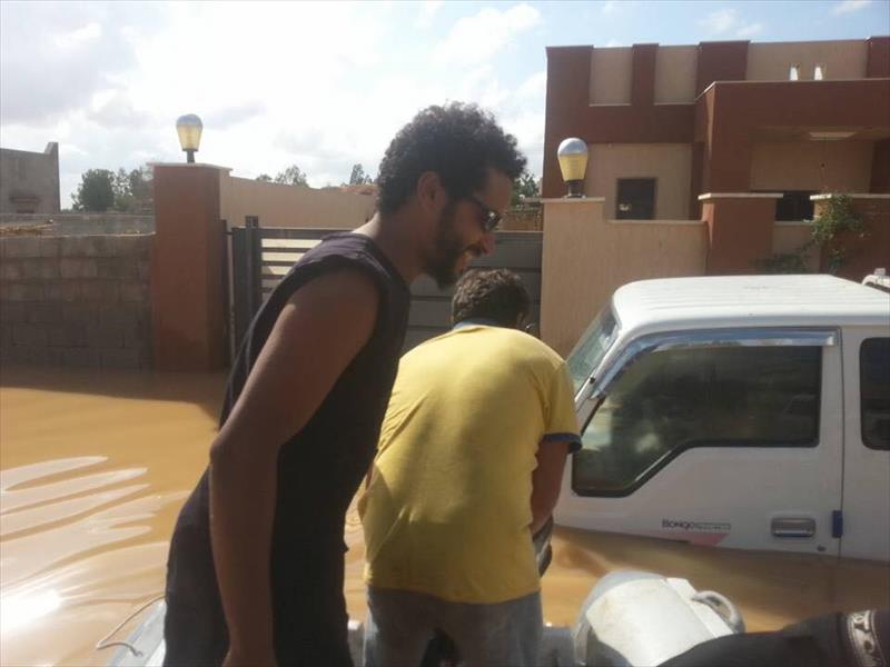 بالصور: إجلاء بعض العائلات من وادي الربيع جنوب طرابلس