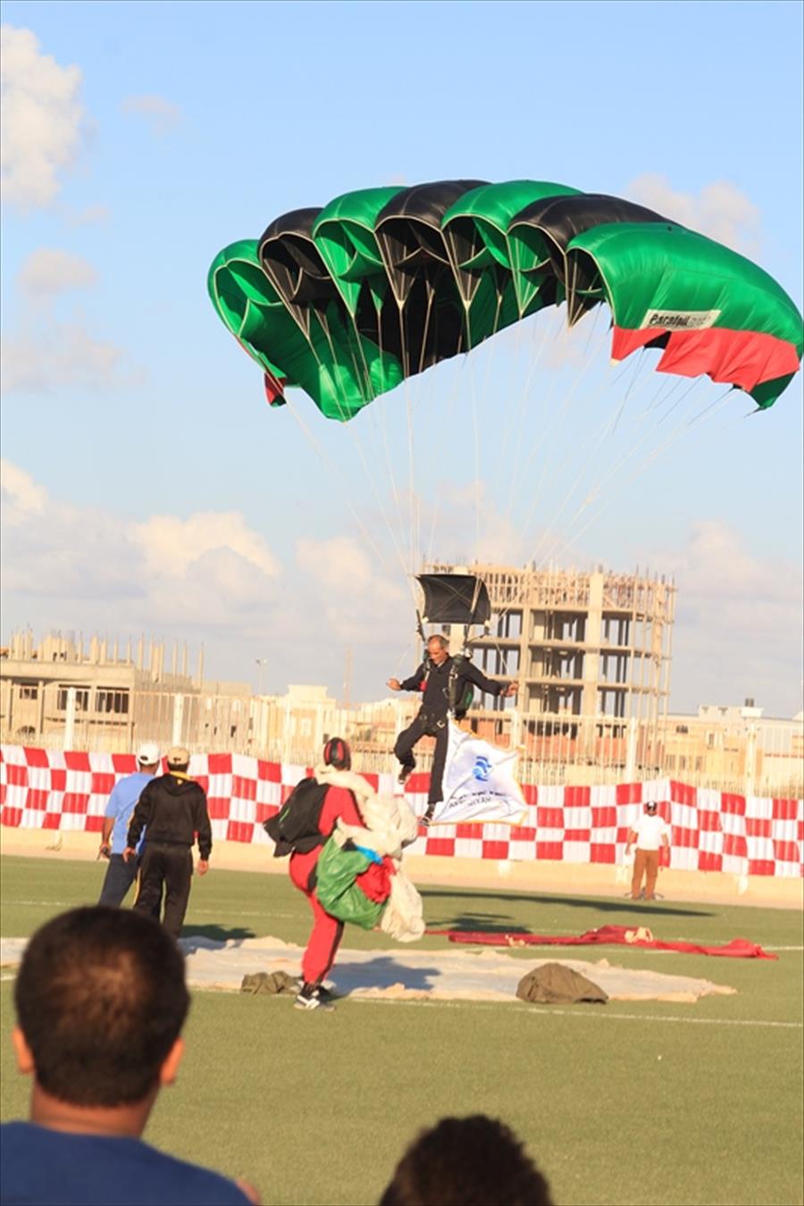 بالصور: النادي الأهلي يحتضن مهرجان بنغازي للرياضات الجوية