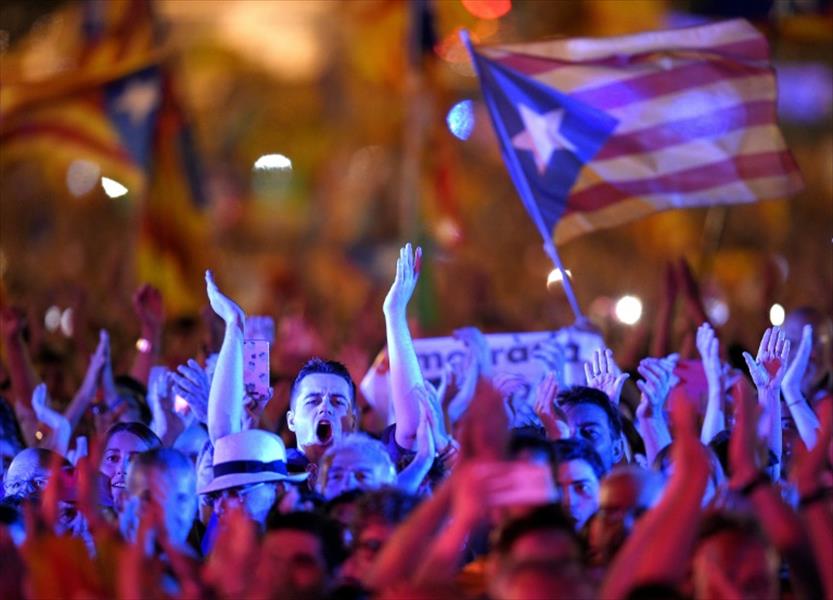 الشرطة الإسبانية تغلق نصف مراكز الاقتراع لمنع استفتاء كاتالونيا