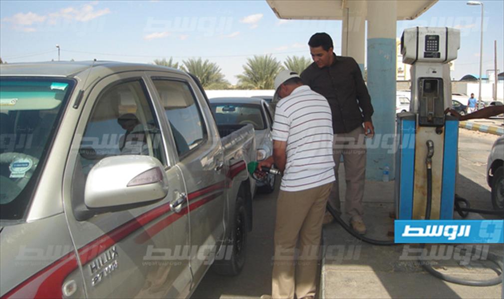 محطات توزيع الوقود بالجفرة تشرع في توزيع البنزين والديزل على المواطنين