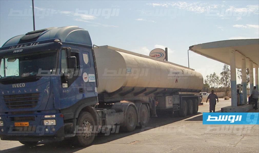 محطات توزيع الوقود بالجفرة تشرع في توزيع البنزين والديزل على المواطنين