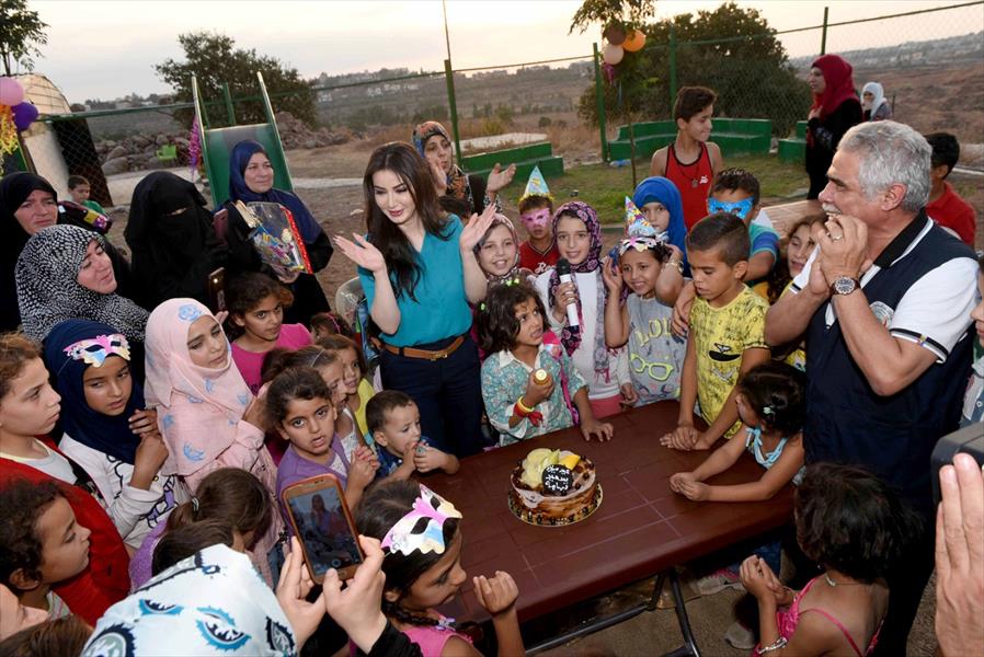 بالصور: إعلامية سورية تحتفل بعيد ميلادها مع اللاجئين