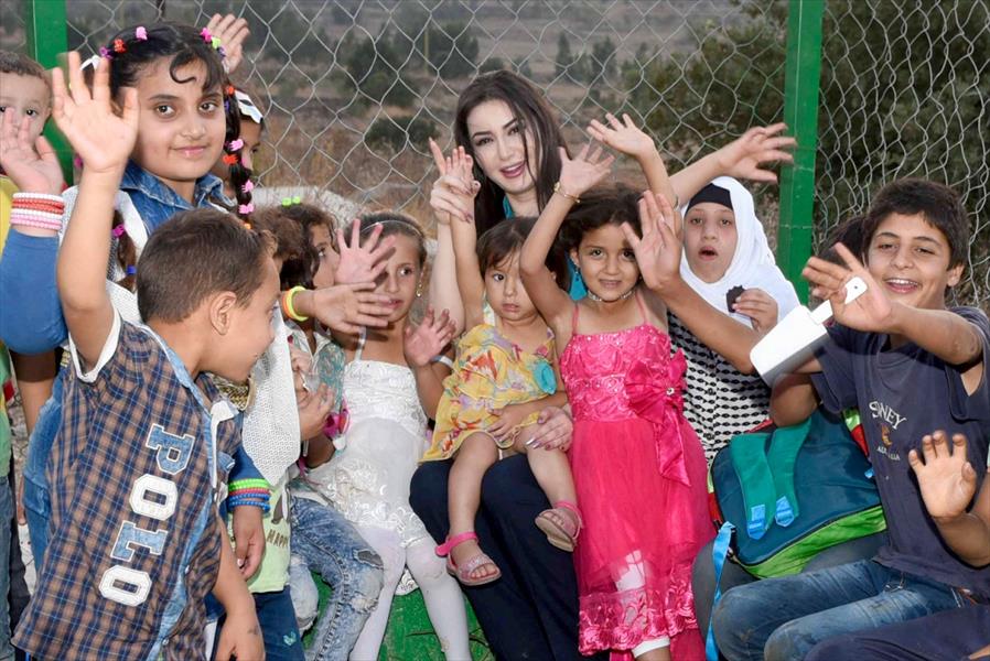 بالصور: إعلامية سورية تحتفل بعيد ميلادها مع اللاجئين