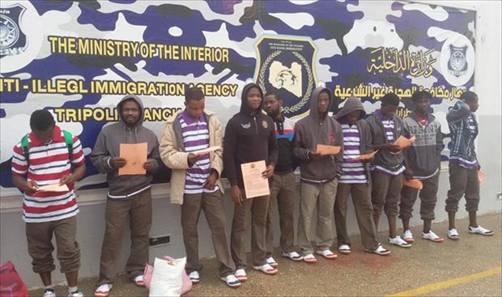 ترحيل 42 مهاجرًا من طرابلس إلى نيجيريا بالتعاون مع المنظمة الدولية للهجرة