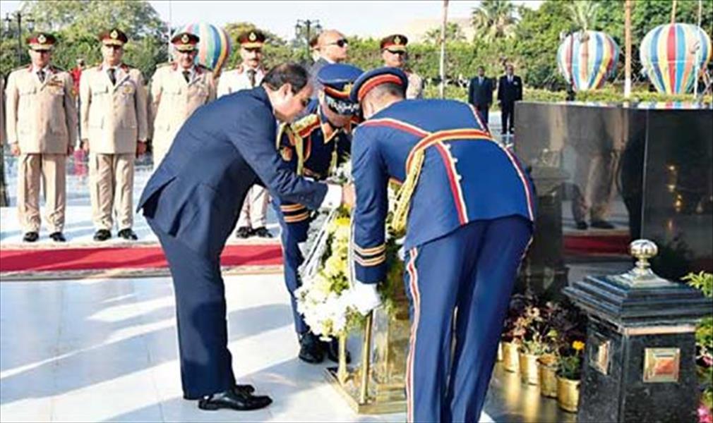 الرئيس المصري يضع أكاليل الزهور على قبر الجندي المجهول وضريحي ناصر والسادات
