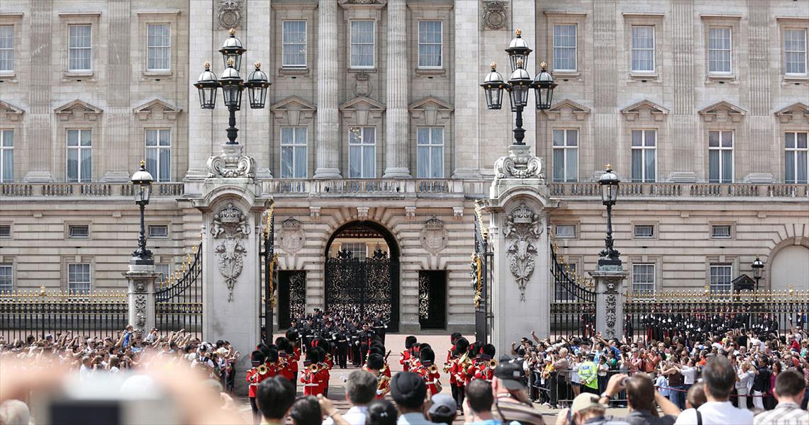 اعتقال امرأة حاولت تسلق بوابات قصر بكنجهام الملكي ببريطانيا