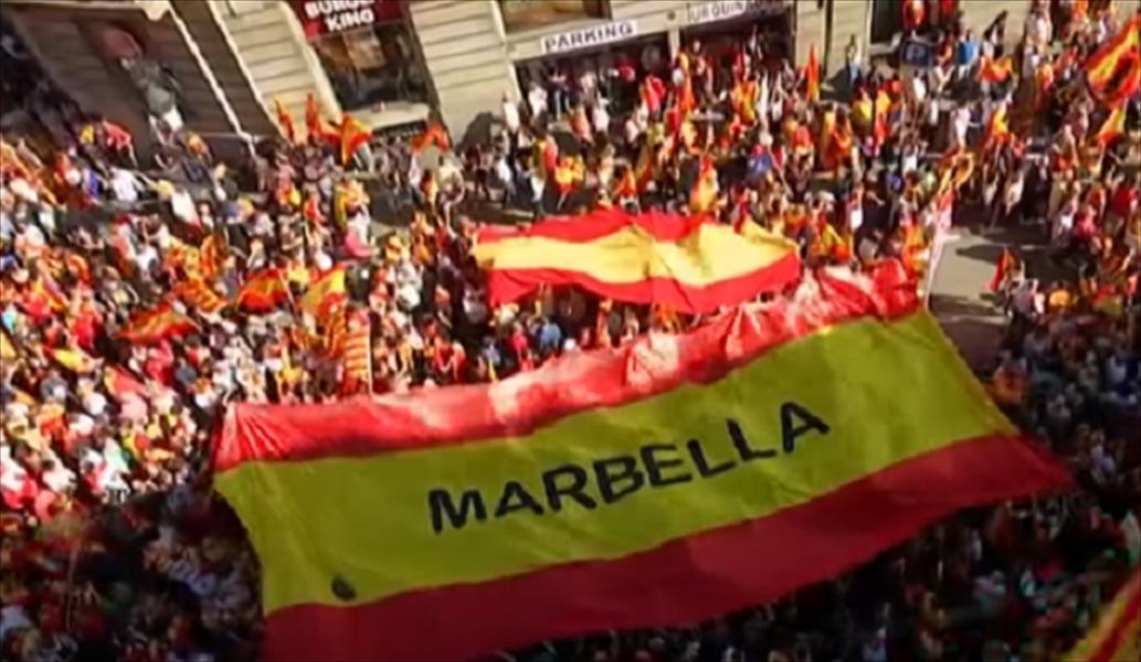 مئات آلاف الإسبان يتظاهرون ضد انفصال كاتالونيا
