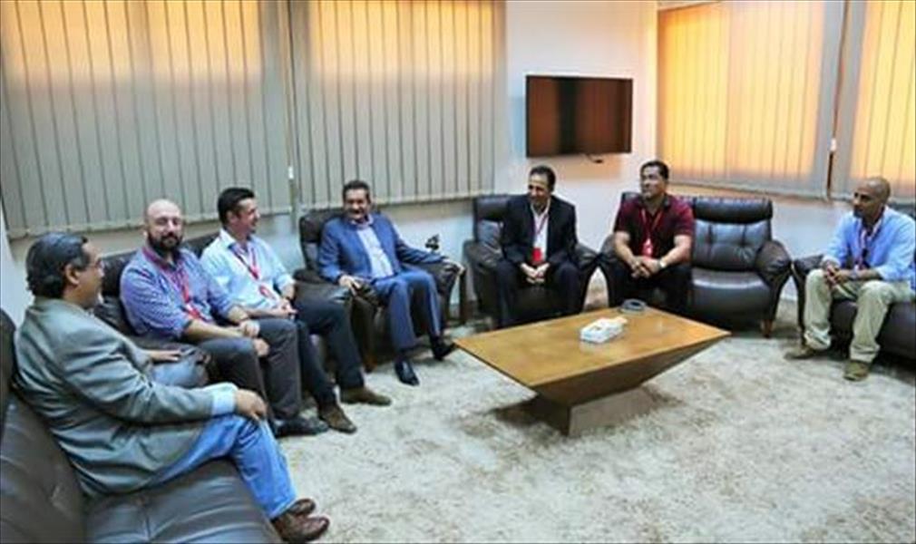 عميد بنغازي يبحث مع خبراء بريطانيين إعادة تشغيل مصنع الإسمنت