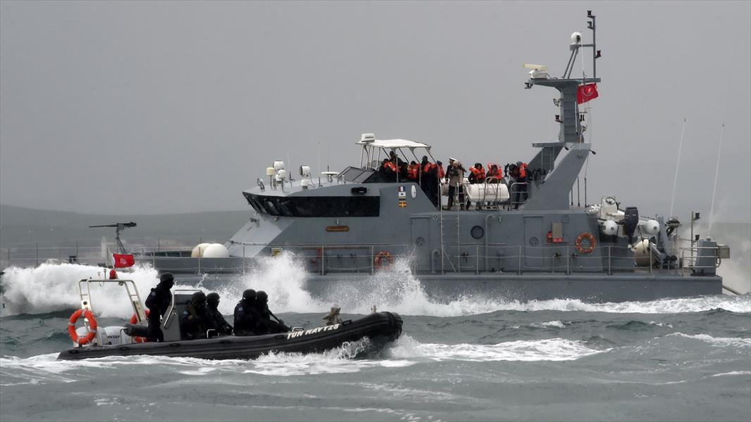البحرية التونسية تواصل البحث عن ناجين من حادث غرق زورق للمهاجرين