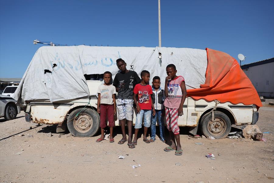 بالصور: المفوض السامي لحقوق الإنسان يزور مخيم تاورغاء في طرابلس