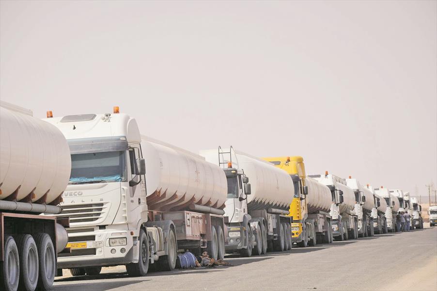 23 شاحنة تنقل أكثر من مليون لتر بنزين إلى مستودع سبها النفطي