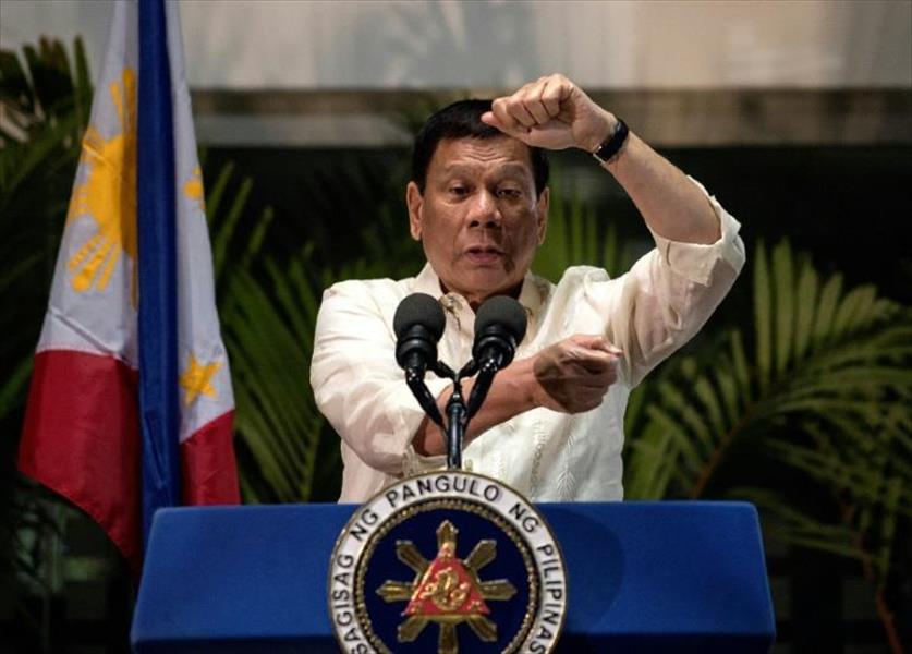الرئيس الفلبيني يلوح بتشكيل «حكومة ثورية»
