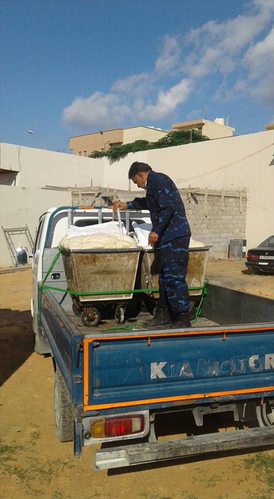 ضبط مصريين يعجنان دقيق الخبز بالطريق العام في طرابلس