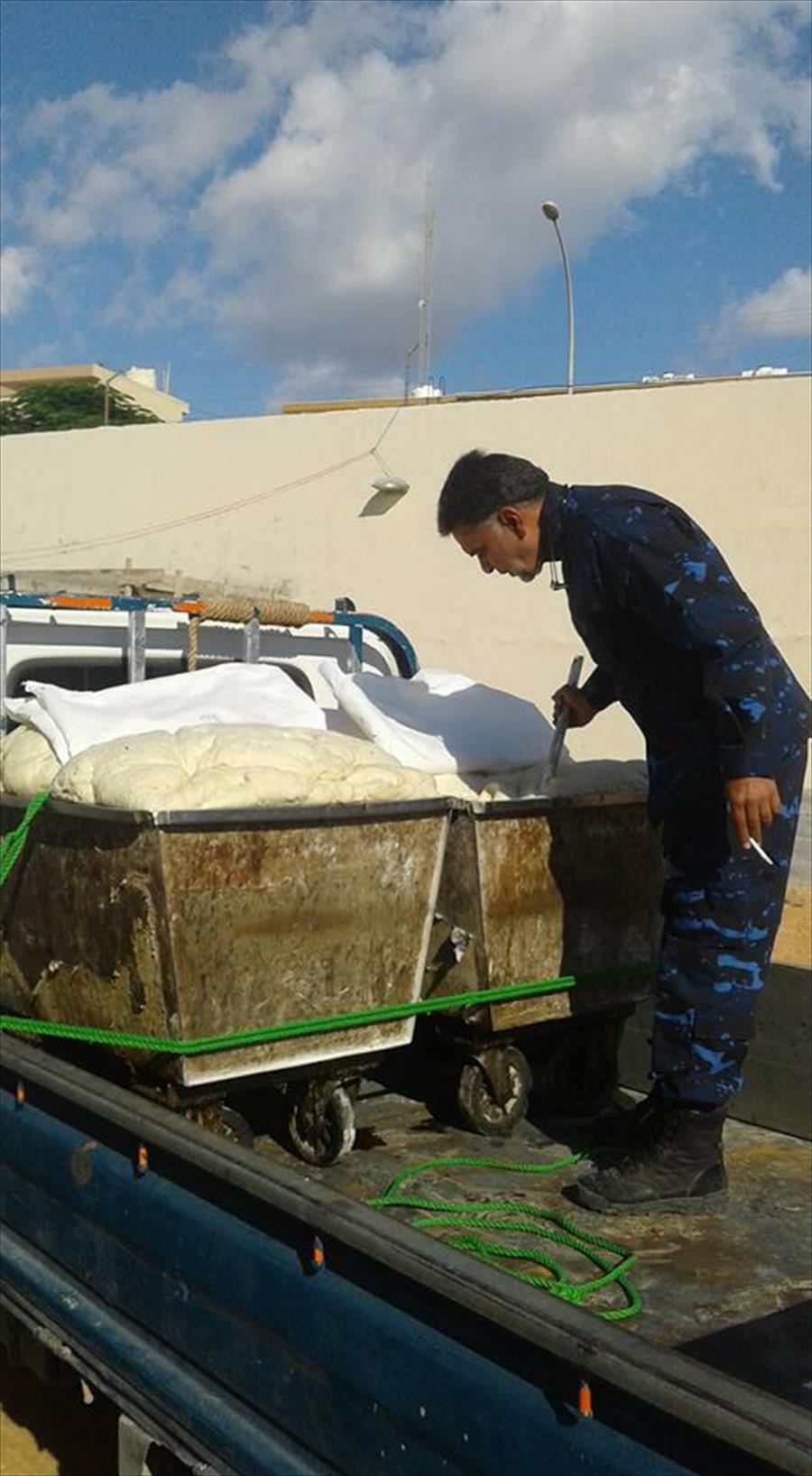 ضبط مصريين يعجنان دقيق الخبز بالطريق العام في طرابلس