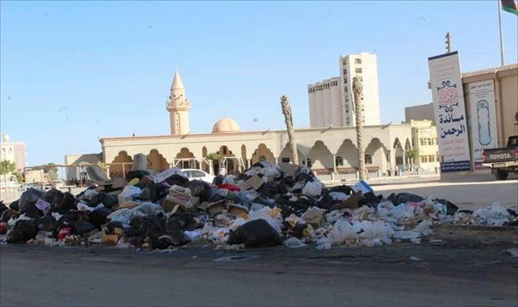 عميد بلدية طبرق يتفق على شراء قطعة أرض لاستخدمها مكبًا للقمامة