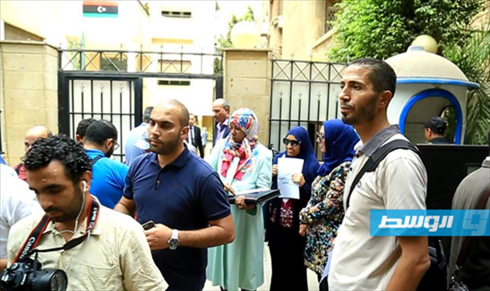 الطلبة الليبيون يعتصمون أمام السفارة الليبية بالقاهرة ويطالبون بإقالة وزير التعليم