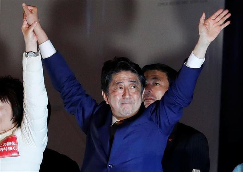 اليابانيون يدلون بأصواتهم في انتخابات تشريعية تحدد مصير رئيس الوزراء