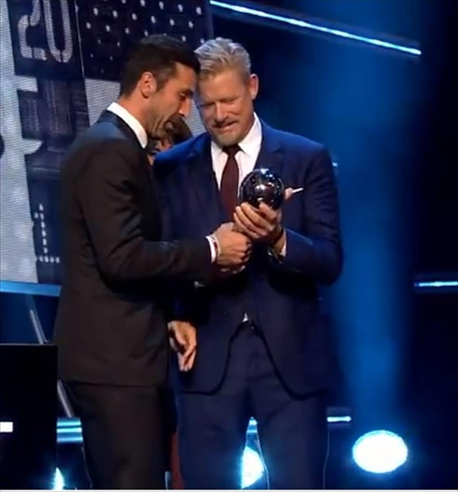 العالم يتوج رونالدو بجائزة أفضل لاعب في العالم للمرة الخامسة 