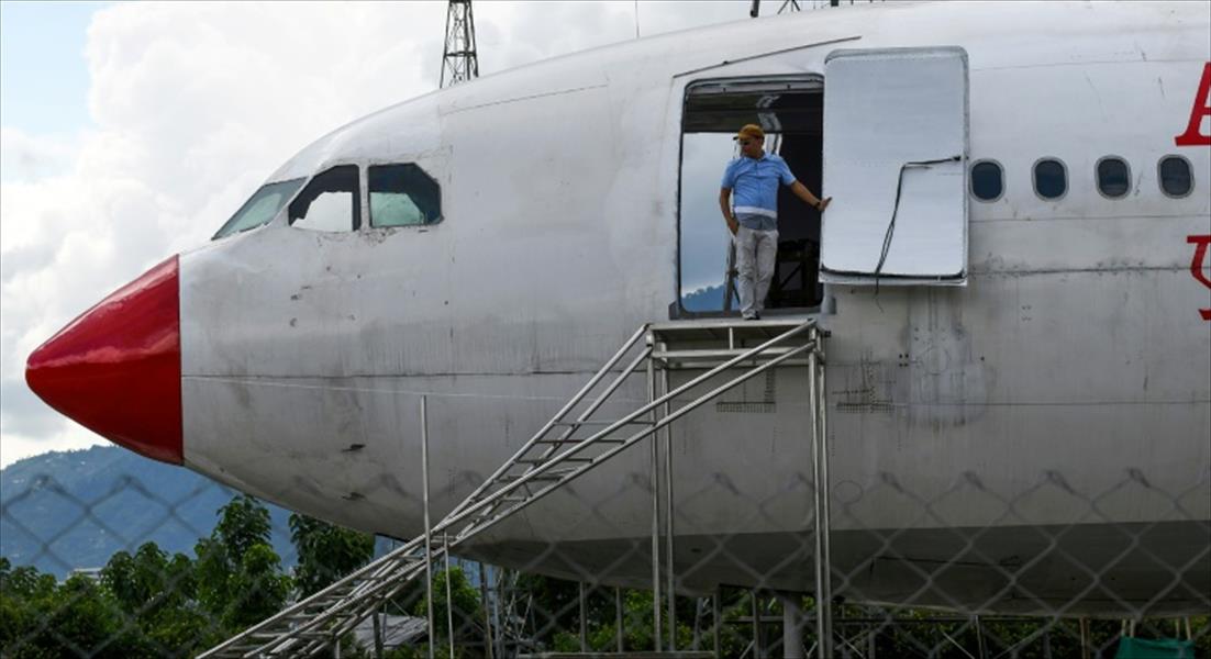 طيار نيبالي يحول طائرة إلى متحف للطيران