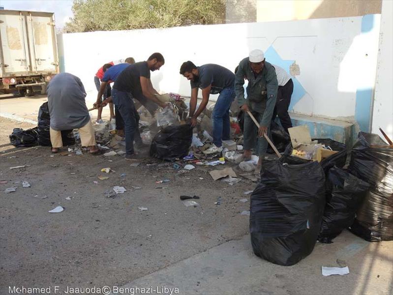 بالصور: حملة تطوعية لتنظيف المناطق المحررة بوسط بنغازي