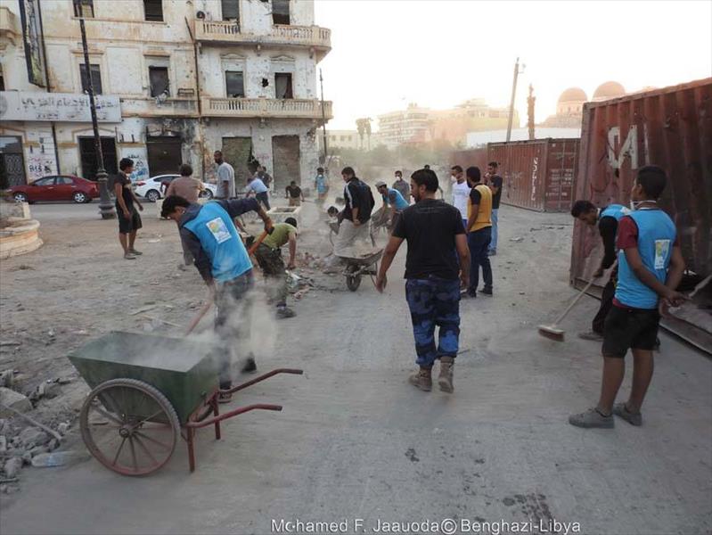 بالصور: حملة تطوعية لتنظيف المناطق المحررة بوسط بنغازي