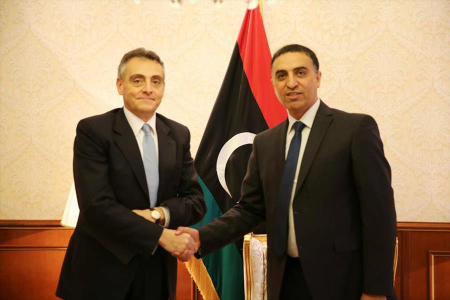 سفير إيطاليا لدى ليبيا ينفي مغادرة طرابلس