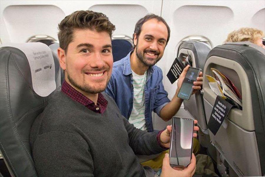 بالفيديو والصور: «سامسونغ» تفاجئ 200 مسافر برحلة إسبانية بنسخ مجانية من أحدث هواتفها