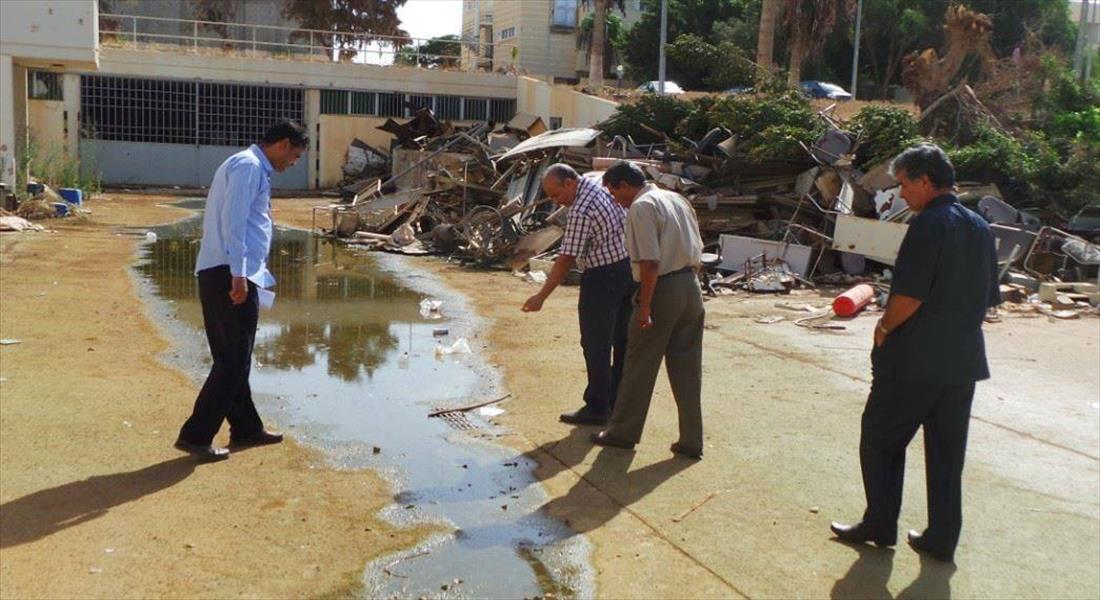 مستشفى الهواري ببنغازي يغرق في مياه الصرف الصحي (صور)